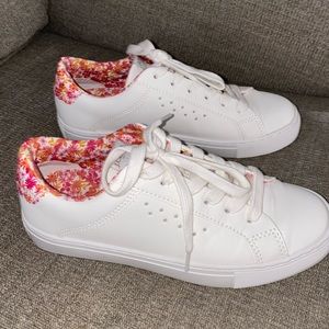 Lace up road trip sneakers - size 6.5